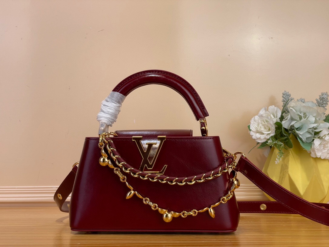 NO:557456,Top original order [CAUCINES EAST-WEST mini handbag] m25492 maroon/double chain This Caucines East-West mini Hl handbag gives the leather a pleated texture, telling the new season trend. The cow leather trim outlines smooth lines, and the LV letters and detachable chain shine with metallic luster. The spacious interior meets different storage needs, and multiple carrying methods show the ingenuity of function. Size 14 x 8  x 21 cm 125121350 (height x width x length),,louis vuitton,cowhide19860909顶级原单【CAUCINES EAST-WEST mini 手袋】 m25492 枣红色/双链 本款 Caucines East-West mini Hl 手袋令皮革巧现褶皱质感,娓娓道出新季潮流风尚.牛皮革饰边勾勒流畅线条,LV 字母与可拆卸链条闪烁金属莹泽.宽敞内里满足不同收纳需求,多种背携方式尽显功能巧思. 尺寸14 x 8 x 21 厘米 125121350 (高 x 宽 x 长度),,louis vuitton,cowhide,Bag