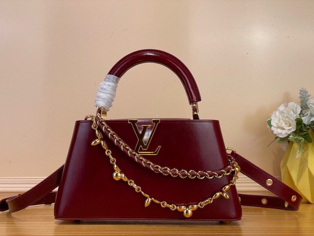 NO:557449,Top original order [CAUCINES EAST-WEST BB handbag] m25492 maroon/double chain This Caucines East-West BB hl handbag gives the leather a pleated texture, telling the new season trend. The cow leather trim outlines smooth lines, LV letters and detachable chains shine with metallic luster. The spacious interior meets different storage needs, and multiple carrying methods show functional ingenuity. Size 14 x  8 x 26.5 cm.135121450 (height x width x length),,louis vuitton,cowhide19860909顶级原单【CAUCINES EAST-WEST BB 手袋】 m25492 枣红色/双链 本款 Caucines East-West BB hl手袋令皮革巧现褶皱质感,娓娓道出新季潮流风尚.牛皮革饰边勾勒流畅线条,LV 字母与可拆卸链条闪烁金属莹泽.宽敞内里满足不同收纳需求,多种背携方式尽显功能巧思. 尺寸14 x 8 x 26.5 厘米.135121450 (高 x 宽 x 长度),,louis vuitton,cowhide,Bag