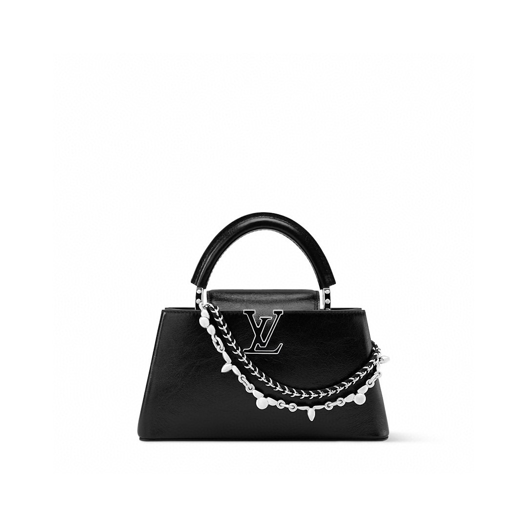 NO:557464,Top original order [CAUCINES EAST-WEST BB handbag] m25492 black/double chain This Caucines East-West BB Hl handbag gives the leather a pleated texture and reflects the new season trend. The cow leather trim outlines smooth lines, and the LV letters and detachable chain shine with metallic luster. The spacious interior meets different storage needs, and multiple carrying methods show functional ingenuity. Size 14 x 8  x 21 cm 125121300 Dimensions 14 x 8 x 26.5 cm 135121450 (height x width x length),,louis vuitton,cowhide19860909顶级原单【CAUCINES EAST-WEST BB 手袋】 m25492 黑色/双链 本款 Caucines East-West BB Hl手袋令皮革巧现褶皱质感,娓娓道出新季潮流风尚.牛皮革饰边勾勒流畅线条,LV 字母与可拆卸链条闪烁金属莹泽.宽敞内里满足不同收纳需求,多种背携方式尽显功能巧思. 尺寸14 x 8 x 21 厘米 125121300 尺寸14 x 8 x 26.5 厘米 135121450 (高 x 宽 x 长度),,louis vuitton,cowhide,Bag