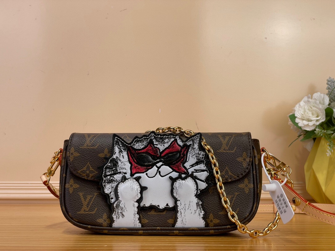 NO:557627,Top original order [WALLET ON CHAIN IVY handbag] m15148 Cat LV Travels With Grace Coddington series launches this Wallet On Chain Ivy jh handbag, which presents hand-painted cat illustrations on Monogram canvas, telling the artist's love for cats. The detachable metal chain unlocks multiple carrying methods, and has internal patch pockets, zipper pockets and card compartments. Size 12 x 4.3 x 23.5 cm  4415055 (height x width x length),,louis vuitton19860909顶级原单【WALLET ON CHAIN IVY 手袋】 m15148 猫咪 LV Travels With Grace Coddington 系列推出此款 Wallet On Chain Ivy jh手袋,为 Monogram 帆布呈现手绘猫咪插画,娓娓道来艺术家的爱猫情怀.可拆卸金属链条解锁多种背携方式,内设贴袋、拉链袋和卡片夹层. 尺寸12 x 4.3 x 23.5 厘米 4415055 (高 x 宽 x 长度),,louis vuitton,Bag