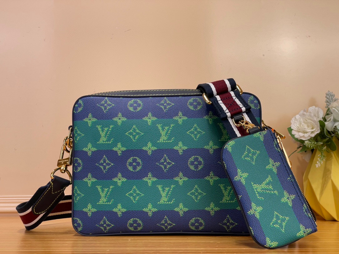 NO:557552,Top original order [TRIO Messenger Bag] m26026 Blue Green This Trio hr messenger bag uses Monogram Heritage striped canvas, elegant leather trim and striped shoulder straps to release a dynamic style, with bright fabric lining. The main bag, zippered front bag and coin purse can be detached or combined at will, creating a modern and interesting puzzle-like appearance. Dimensions 18.5 x 7 x 25 cm 5616065 (H x W x  length),,wallets19860909顶级原单【TRIO 邮差包】 m26026 蓝绿色 本款 Trio hr邮差包以 Monogram Heritage 条纹帆布、雅致皮革饰边和条纹肩带释放动感格调,搭配明丽织物内衬.主袋、拉链前袋和零钱包可随心拆卸或组合使用,演绎宛若拼图的摩登意趣. 尺寸18.5 x 7 x 25 厘米 5616065 (高 x 宽 x 长度),,wallets,Bag