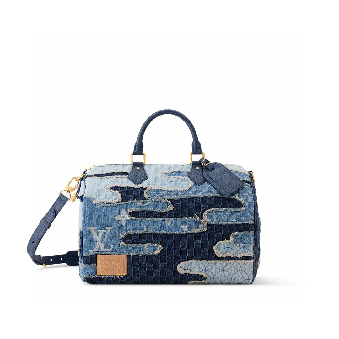 NO:557519,Top original item [Sac Seedy Bandoulière 40] m15277 Denim/Color Block The 'Seedy Bandier 40' combines denim with various patterns to create a patchwork style that is both casual and chic. Sj colored leather trim and striped cotton lining, gold hardware including the zipper pull with pearl-style details, let people feel the craftsmanship. Decorated with cowhide patches of carp, which is a symbol of the indomitable spirit in Japan.  Dimensions 40 x 26 x 23 cm (width x height x sides),,cowhide19860909顶级原单【Sac Seedy Bandoulière 40】 m15277 牛仔/ 拼色 结合了各种图案的牛仔布,做成了拼布风格,既休闲又别致的“Seedy Bandier 40” Sj彩色皮革修剪和条纹棉质衬里,以珍珠风细节的拉链拉手为首的金色五金,让人感受到工匠技艺.装饰着在日本不屈不挠精神的象征的鲤鱼的牛皮贴片. 尺寸40 x 26 x 23厘米（宽x高x边）,,cowhide,Bag