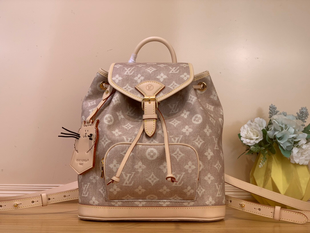 NO:557675,Top original item [MONTSOURIS Small Backpack] m15135 Cat This Montsouris small backpack is from the LV Travels With Sj series, focusing on the fun Meowgram pattern designed by fashion icon and artist Grace Coddington, highlighting her love for cats. The canvas body is paired with a detachable cat-shaped key bag, with ample space to store daily necessities, and comes with a short wallet. Size 30 x 18 x 28  cm 6517075 (height x width x length),,louis vuitton19860909顶级原单【MONTSOURIS 小号双肩包】 m15135 猫咪 本款 Montsouris 小号双肩包出自 LV Travels With Sj系列,聚焦时尚偶像兼艺术家 Grace Coddington 设计的妙趣 Meowgram 图案,彰显其对猫咪的热爱之情.帆布包身搭配可拆卸猫咪造型钥匙包,充裕空间可收纳日常所需,随附短款钱夹. 尺寸30 x 18 x 28 厘米 6517075 (高 x 宽 x 长度),,louis vuitton,Bag