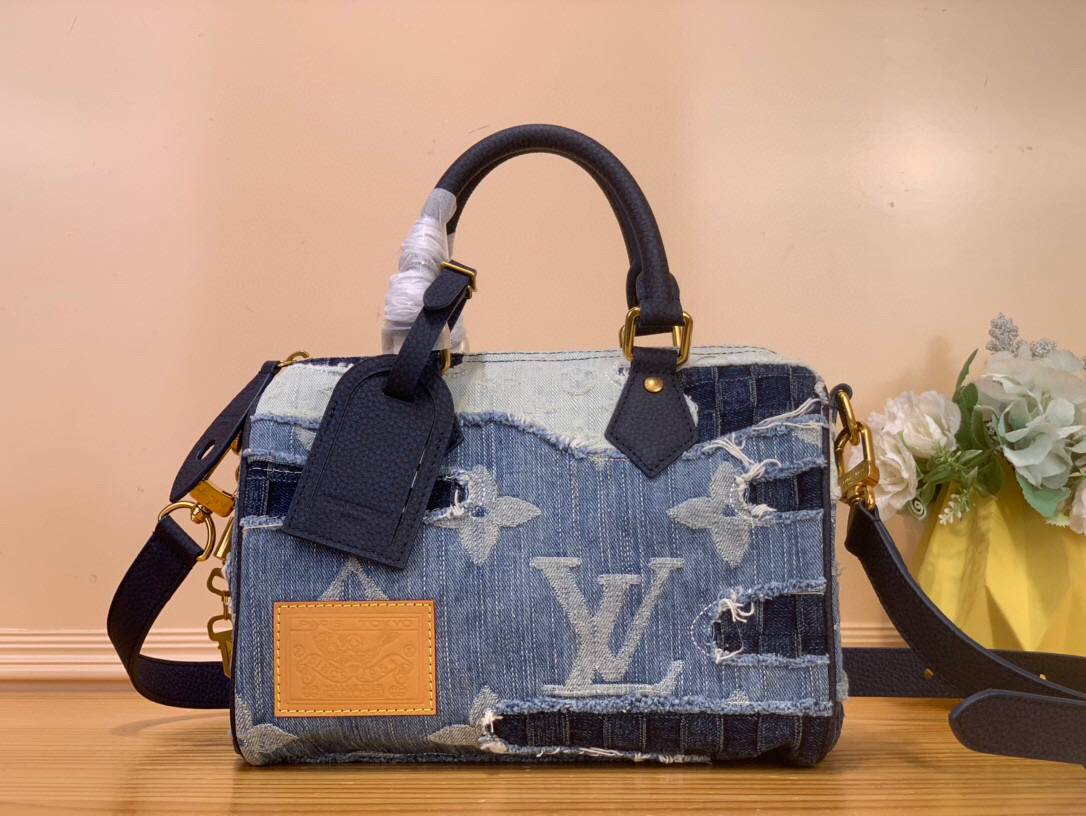 NO:557503,Top original item [Sac Seedy Bandoulière 25] m15276 Denim/Color Blocking This Seedy Bandoulière 25 Sj bag is made of stone denim with a patchwork spirit. Thanks to Japanese boro patchwork technology, the Damier denim base is decorated with Monogram patterned denim patches. The interior opens to reveal a striped cotton lining. Dimensions 25x15x15 cm. 8519095 (length x height x width),19860909顶级原单【Sac Seedy Bandoulière 25】m15276 牛仔/ 拼色 这款Seedy Bandoulière 25 Sj包由石质牛仔布制成,采用拼凑精神.得益于日本的boro拼布技术,Damier牛仔布底座装饰着Monogram图案的牛仔补丁.内部打开,露出条纹棉质衬里. 尺寸25x15x15厘米.8519095（长度x高度x宽度）,,Bag