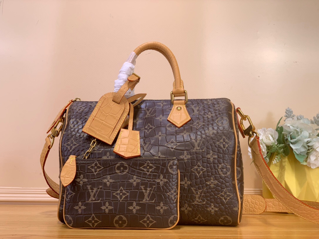 NO:557545,TOP ORIGINAL [Seedy 9 Bandoulière 30 Bag] Brown/Cow Leather Embossed Crocodile The Seedy 9 Bandoulière 30 bag is made of ultra-soft calfskin with Monogram Sj print, in a perfectly compact size yet roomy enough to hold your daily essentials. Meticulous details, such as the traditional side locks or the premium lambskin lining, are a testament to the craftsmanship of this bag. In addition to the top handle, there is a removable strap. Size 32 x  22.5 x 18 cm 125121300,,cowhide,sheepskin19860909顶级原单【Seedy 9 Bandoulière 30 手袋】棕色/牛皮压鳄鱼纹 Seedy 9 Bandoulière 30包由超柔软的小牛皮制成,带有Monogram Sj印花,尺寸完美紧凑但足够宽敞,可以装下日常必需品.细致的细节,如传统侧锁或优质小羊皮衬里,证明了这款包的精湛工艺.除了顶部手柄外,还有一条可拆卸的带子. 尺寸32 x 22.5 x 18厘米 125121300,,cowhide,sheepskin,Bag