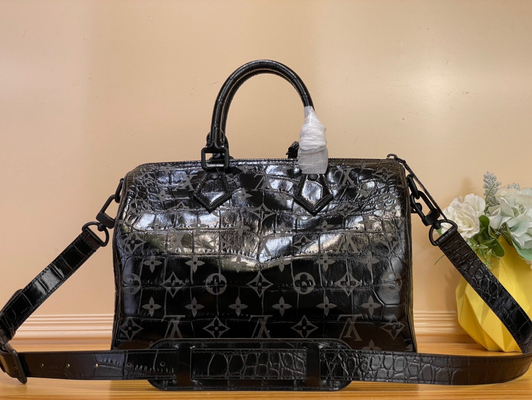 NO:557555,Top original item [Seedy 9 Bandoulière 30 Bag] Black/Cow Leather Embossed Crocodile The Seedy 9 Bandoulière 30 bag is made of ultra-soft calfskin with Monogram print, perfectly compact yet roomy enough to carry daily essentials. Meticulous details, such as the traditional side locks or the premium lambskin lining, are a testament to the superb craftsmanship of this bag. In addition to the top handle, there is a removable strap. Dimensions 32 x 22.5 x  18cm125121300,,cowhide,sheepskin19860909顶级原单【Seedy 9 Bandoulière 30 手袋】黑色/牛皮压鳄鱼纹 Seedy 9 Bandoulière 30包由超柔软的小牛皮制成,带有Monogram印花,尺寸完美紧凑但足够宽敞,可以装下日常必需品.细致的细节,如传统侧锁或优质小羊皮衬里,证明了这款包的精湛工艺.除了顶部手柄外,还有一条可拆卸的带子. 尺寸32 x 22.5 x 18厘米125121300,,cowhide,sheepskin,Bag