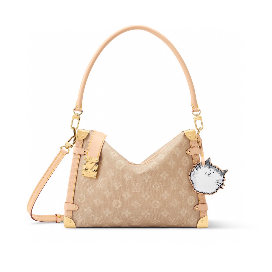 NO:557653,Top Original Order [SIDE TRUNK Large Handbag] m15154 Cat This LV Travels With sj Edition Side Trunk Large Handbag showcases the joint creativity of the brand and fashion icon and artist Grace Coddington, paying tribute to the former creative director of American Vogue’s love for pets. The body of the bag presents a unique Meowgram pattern, and the removable cat-shaped decoration adds smart touches, and the iconic S-lock cleverly recalls the brand heritage.  Dimensions 20 x 10 x 30 cm 7519085 (height x width x length),,louis vuitton19860909顶级原单【SIDE TRUNK 大号手袋】 m15154 猫咪 本款 LV Travels With sj版 Side Trunk 大号手袋展现品牌与时尚偶像兼艺术家 Grace Coddington 的联袂创意,致敬该美国版 Vogue 前创意总监对宠物的热爱之情.包身呈现别致 Meowgram 图案,可拆卸猫咪造型装饰再添灵动笔触,标志性 S-lock 锁扣巧妙回溯品牌传承. 尺寸20 x 10 x 30 厘米 7519085 (高 x 宽 x 长度),,louis vuitton,Bag