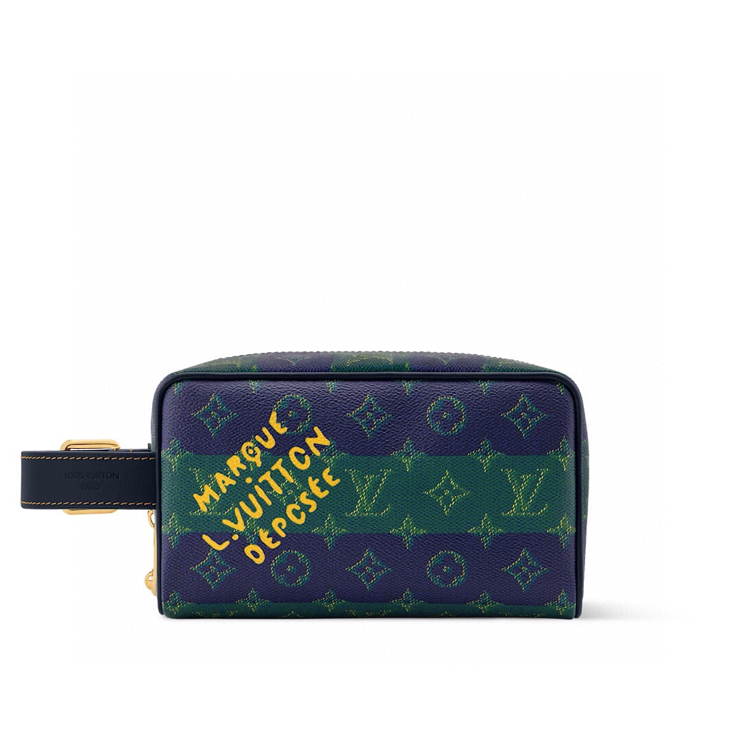 NO:557529,Top original order [LOCKER DO KIT toilet bag] m25902 blue-green This Locker Do Kit Ld toilet bag is made of striped Monogram coated canvas, with leather trims of the same color and distressed metal parts to convey a handsome atmosphere. The main compartment and patch pockets are convenient for storing toiletries, and the washable lining takes into account functionality. Dimensions 13 x 12 x 23 cm 3414850 (H x  width x length),19860909顶级原单【LOCKER DO KIT 盥洗袋】 m25902 蓝绿色 本款 Locker Do Kit Ld盥洗袋选用条纹 Monogram 涂层帆布,以同色系皮革饰边和做旧金属件传递俊朗气息.主隔层及贴袋便于收纳洗漱用品,可水洗内衬兼顾功能考量. 尺寸13 x 12 x 23 厘米 3414850 (高 x 宽 x 长度),,Bag