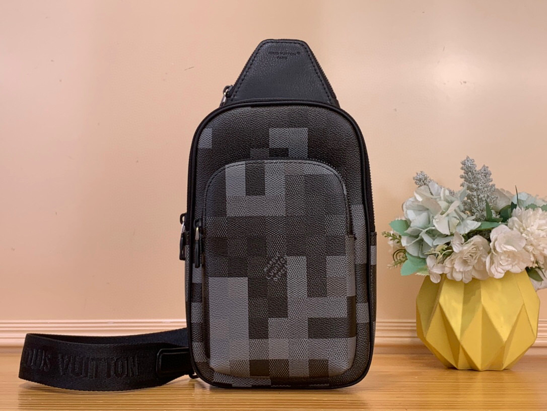 NO:557589,Top original item [Bolsa Sling Avenue] m14953 Black Check/Mosaic Black Damoflage canvas revisits the contemporary design of the Sling Avenue Hx bag. The gray and black tones of the pixel grid are combined with matte black hardware to ensure a masculine elegance. The Sling Avenue bag has one main compartment and two zippered pockets, making it very practical. The single handle can be comfortably adjusted for landscape use. Dimensions 16x33x5.7 cm  4815055 (length x height x depth),19860909顶级原单【Bolsa Sling Avenue】 m14953 黑格/马赛克 黑色Damoflage帆布重新审视了Sling Avenue Hx包的当代设计.像素格子的灰色和黑色色调与哑光黑色硬件相结合,确保了阳刚的优雅.Sling Avenue包有一个主隔层和两个拉链口袋,非常实用.单个手柄可以舒适地调整为横向使用. 尺寸16x33x5.7厘米 4815055（长x高x深）,,Bag