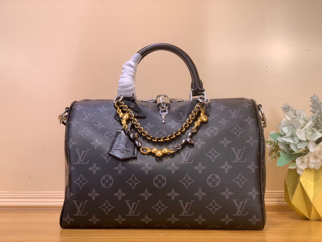 NO:557573,Top original order [SEEDY SOFT 30 handbag] m15102 black flower This Seedy Soft 30 handbag is from the LV Ski series, using Monogram Eclise Sj canvas to renew the classic design. The double chain, pleated leather key bag and iconic padlock highlight the gorgeous details, and the right size can accommodate a tablet and other daily needs. Dimensions 21 x 17 x 30 cm 6317068 (H x W x  length),,louis vuitton19860909顶级原单【SEEDY SOFT 30 手袋】 m15102 黑花 本款 Seedy Soft 30 手袋出自 LV Ski 系列,以 Monogram Eclise Sj帆布焕新经典设计.双链条、褶皱皮革钥匙包和标志性挂锁彰显华美细节,恰宜尺寸可容纳平板电脑和其他日常所需. 尺寸21 x 17 x 30 厘米 6317068 (高 x 宽 x 长度),,louis vuitton,Bag