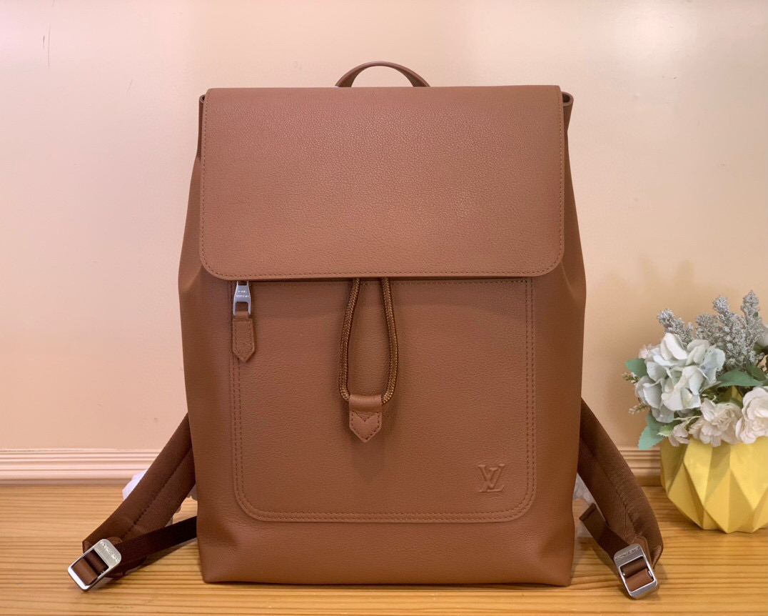 NO:575040,Top original item [FASTLINE Backpack] m15262 black/business m26023 brown Fastline Hx backpack is made of soft and wear-resistant waxed cow leather, with grain texture and embossed LV letters to create a modern business choice. The spacious interior highlights functional considerations, and the padded inner patch pocket can easily store a 16-inch laptop. Dimensions 43 x 15 x 38 cm. 901981000 (H x  width x length),,louis vuitton,cowhide19860909顶级原单【FASTLINE 双肩包】 m15262 黑色/商务 m26023 棕色 Fastline Hx双肩包取材柔软耐磨的蜡面牛皮革,以粒面纹理和压纹 LV 字母打造摩登商务之选.宽敞内部空间彰显功能考量,加衬内贴袋可轻松存放 16 寸笔记本电脑. 尺寸43 x 15 x 38 厘米.901981000 (高 x 宽 x 长度),,louis vuitton,cowhide,Bag