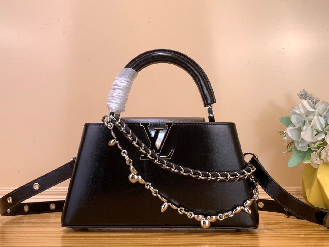 NO:581483,Top original order [CAUCINES EAST-WEST BB handbag] m25492 black/double chain This Caucines East-West BB Hl handbag gives the leather a pleated texture and reflects the new season trend. The cow leather trim outlines smooth lines, and the LV letters and detachable chain shine with metallic luster. The spacious interior meets different storage needs, and multiple carrying methods show functional ingenuity. Size 14 x 8  x 26.5 cm.135121450 (height x width x length),,louis vuitton,cowhide19860909顶级原单【CAUCINES EAST-WEST BB 手袋】 m25492 黑色/双链 本款 Caucines East-West BB Hl手袋令皮革巧现褶皱质感,娓娓道出新季潮流风尚.牛皮革饰边勾勒流畅线条,LV 字母与可拆卸链条闪烁金属莹泽.宽敞内里满足不同收纳需求,多种背携方式尽显功能巧思. 尺寸14 x 8 x 26.5 厘米.135121450 (高 x 宽 x 长度),,louis vuitton,cowhide,Bag