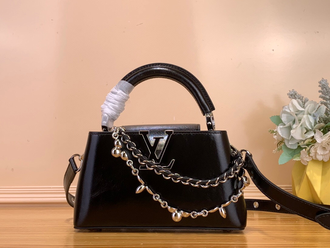 NO:581486,Top original order [CAUCINES EAST-WEST mini handbag] m25492 black/double chain This Caucines East-West mini handbag gives the leather a pleated texture, which reflects the new season trend. The cow leather trim outlines smooth lines, and the LV letters and detachable chain shine with metallic luster. The spacious interior meets different storage needs, and the multiple carrying methods show the ingenuity of functionality. Size 14 x 8 x  21 cm 125121300 (height x width x length),,louis vuitton,cowhide19860909顶级原单【CAUCINES EAST-WEST mini 手袋】 m25492 黑色/双链 本款 Caucines East-West mini 手袋令皮革巧现褶皱质感,娓娓道出新季潮流风尚.牛皮革饰边勾勒流畅线条,LV 字母与可拆卸链条闪烁金属莹泽.宽敞内里满足不同收纳需求,多种背携方式尽显功能巧思. 尺寸14 x 8 x 21 厘米 125121300 (高 x 宽 x 长度),,louis vuitton,cowhide,Bag
