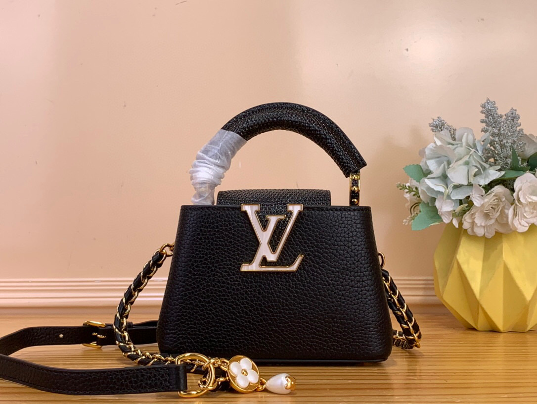 NO:581518,Top original order [caucines nano handbag] m25611 black/cowhide pressed lizard pattern (pearl) From the 'Capucine Daydream' series, the 'Capucine' gives a unique impression  NANO' debuts. Hl adds mother-of-pearl accents in a timeless cream color. Contrasting cowhide leather and Karen leather trims on Trion leather, decorated with LV initials signature and a removable braided chain. Dual carry style, although mini size, but designed to store compact wallets and small essentials. Dimensions 16.3 x 11 x 6.5 cm 110121250 (width x height x sides),, louis  vuitton,wallets,cowhide19860909顶级原单【caucines nano 手袋】m25611 黑/牛皮压蜥蜴纹拼（珍珠） 从“卡普辛 白日梦”系列中,给人别致印象的“卡普辛 NANO”登场.Hl在永恒的奶油色中加入了珍珠母的口音.在特里昂皮革上进行了对比鲜明的牛皮皮革和卡伦皮革的修剪,装饰了LV首字母的签名和可拆卸的编织链.双重携带风格,虽然是迷你尺寸,但可以收纳小巧的钱包和小必需品的设计. 尺寸16.3 x 11 x 6.5厘米 110121250（宽x高x边）,,louis vuitton,wallets,cowhide,Bag