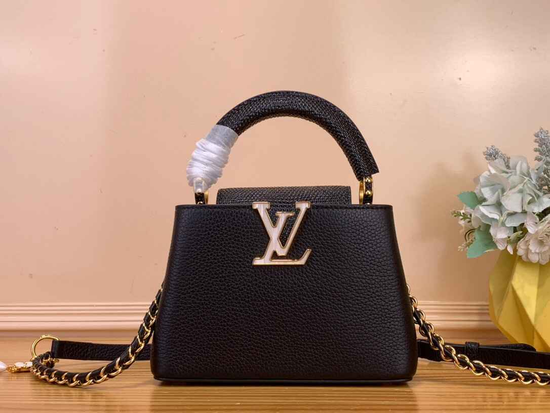 NO:581515,Top original order [caucines mini handbag] m25611 black/cowhide pressed lizard pattern (pearl) From the 'Capucine Daydream' series, the 'Caucines Daydream' series gives a unique impression  Introducing NANO”hl. In timeless cream color with mother-of-pearl accents. Contrasting cowhide leather and Karen leather trim on Trion leather, decorated with LV initials signature and detachable braided chain. Dual carry style, although mini size, designed to store compact wallets and small essentials. Dimensions 21 x 13.6 x 8 cm 115121250 (width x height x sides),, louis  vuitton,wallets,cowhide19860909顶级原单【caucines mini 手袋】m25611 黑/牛皮压蜥蜴纹拼（珍珠） 从“卡普辛 白日梦”系列中,给人别致印象的“卡普辛 NANO”hl登场.在永恒的奶油色中加入了珍珠母的口音.在特里昂皮革上进行了对比鲜明的牛皮皮革和卡伦皮革的修剪,装饰了LV首字母的签名和可拆卸的编织链.双重携带风格,虽然是迷你尺寸,但可以收纳小巧的钱包和小必需品的设计. 尺寸21 x 13.6 x 8厘米 115121250（宽x高x边）,,louis vuitton,wallets,cowhide,Bag