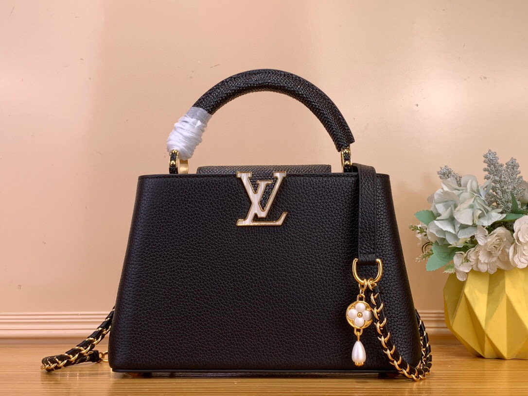 NO:581512,Top original order [caucines bb handbag] m25611 black/cowhide pressed lizard pattern (pearl) From the 'Capucine Daydream' series, the 'Capucine' gives a unique impression  Introducing NANO” Hl. In timeless cream color with mother-of-pearl accents. Contrasting cowhide leather and Karen leather trim in Trion leather, decorated with LV initials signature and detachable braided chain. Double carry style, although mini size, designed to store compact wallets and small essentials. Dimensions 27 x 9 x 18 cm 125121300 (width x height x sides),, louis  vuitton,wallets,cowhide19860909顶级原单【caucines bb 手袋】m25611 黑/牛皮压蜥蜴纹拼（珍珠） 从“卡普辛 白日梦”系列中,给人别致印象的“卡普辛 NANO”Hl登场.在永恒的奶油色中加入了珍珠母的口音.在特里昂皮革上进行了对比鲜明的牛皮皮革和卡伦皮革的修剪,装饰了LV首字母的签名和可拆卸的编织链.双重携带风格,虽然是迷你尺寸,但可以收纳小巧的钱包和小必需品的设计. 尺寸27 x 9 x 18 厘米 125121300（宽x高x边）,,louis vuitton,wallets,cowhide,Bag