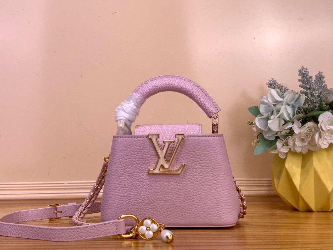 NO:581530,Top original order [caucines nano handbag] m25611 pink/cowhide pressed lizard pattern (pearl) From the 'Capucine Daydream' series, the 'Capucine' gives a unique impression  NANO' debuts. Hl adds mother-of-pearl accents in a timeless cream color. Contrasting cowhide leather and Karen leather trims on Trion leather, decorated with LV initials signature and a removable braided chain. Dual carry style, although mini size, but designed to store compact wallets and small essentials. Dimensions 16.3 x 11 x 6.5 cm 110121250 (width x height x sides),, louis  vuitton,wallets,cowhide19860909顶级原单【caucines nano 手袋】m25611 粉/牛皮压蜥蜴纹拼（珍珠） 从“卡普辛 白日梦”系列中,给人别致印象的“卡普辛 NANO”登场.Hl在永恒的奶油色中加入了珍珠母的口音.在特里昂皮革上进行了对比鲜明的牛皮皮革和卡伦皮革的修剪,装饰了LV首字母的签名和可拆卸的编织链.双重携带风格,虽然是迷你尺寸,但可以收纳小巧的钱包和小必需品的设计. 尺寸16.3 x 11 x 6.5厘米 110121250（宽x高x边）,,louis vuitton,wallets,cowhide,Bag