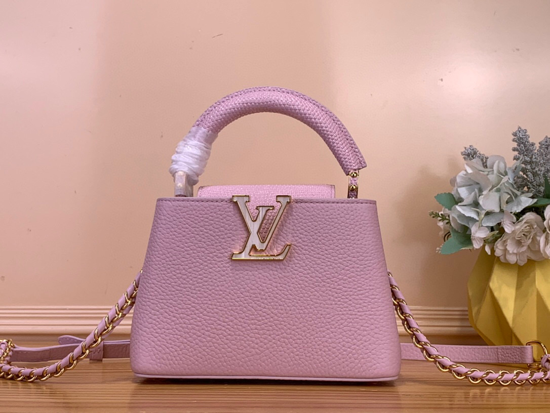 NO:581526,Top original order [caucines mini handbag] m25611 pink/cowhide pressed lizard pattern (pearl) From the 'Capucine Daydream' series, the 'Caucines Daydream' series gives a unique impression  Introducing NANO”hl. In timeless cream color with mother-of-pearl accents. Contrasting cowhide leather and Karen leather trim on Trion leather, decorated with LV initials signature and detachable braided chain. Dual carry style, although mini size, designed to store compact wallets and small essentials. Dimensions 21 x 13.6 x 8 cm 115121250 (width x height x sides),, louis  vuitton,wallets,cowhide19860909顶级原单【caucines mini 手袋】m25611 粉/牛皮压蜥蜴纹拼（珍珠） 从“卡普辛 白日梦”系列中,给人别致印象的“卡普辛 NANO”hl登场.在永恒的奶油色中加入了珍珠母的口音.在特里昂皮革上进行了对比鲜明的牛皮皮革和卡伦皮革的修剪,装饰了LV首字母的签名和可拆卸的编织链.双重携带风格,虽然是迷你尺寸,但可以收纳小巧的钱包和小必需品的设计. 尺寸21 x 13.6 x 8厘米 115121250（宽x高x边）,,louis vuitton,wallets,cowhide,Bag