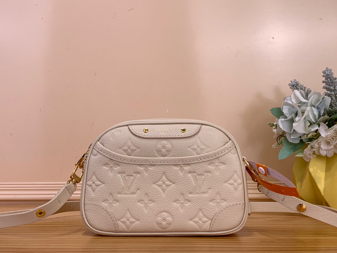 NO:581497,Top original order [TINY CAMERA BAG handbag] m25518 black m26509 white This Tiny Camera Bag handbag is from the Monogram Emreinte Ys series. It is made of elegant cow leather embellished with dazzling metal parts, making it an everyday choice suitable for day and night. The front patch pocket is convenient for accessing credit cards or transportation cards, and the adjustable shoulder strap allows for a variety of carrying methods. Dimensions 13 x 6 x 19 cm. 6217075  (height x width x length),,cowhide19860909顶级原单【TINY CAMERA BAG 手袋】 m25518 黑色 m26509 白色 本款 Tiny Camera Bag 手袋出自 Monogram Emreinte Ys系列,为典雅牛皮革点缀耀目金属件,成就昼夜皆宜的日常佳选.正面贴袋便于取放信用卡或交通卡,可调节肩带实现多种背携方式. 尺寸13 x 6 x 19 厘米.6217075 (高 x 宽 x 长度),,cowhide,Bag