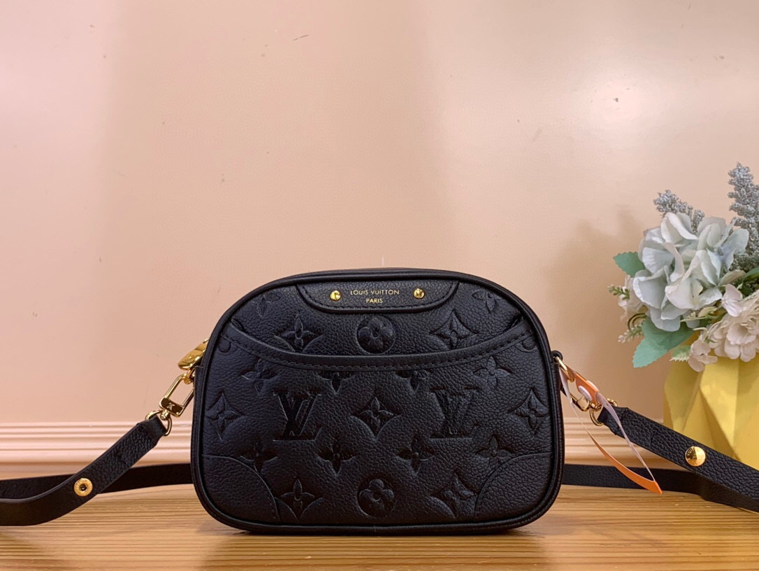 NO:581493,Top original order [TINY CAMERA BAG handbag] m25518 black m26509 white This Tiny Camera Bag handbag is from the Monogram Emreinte Ys series. It is made of elegant cow leather embellished with dazzling metal parts, making it an everyday choice suitable for day and night. The front patch pocket is convenient for accessing credit cards or transportation cards, and the adjustable shoulder strap allows for a variety of carrying methods. Dimensions 13 x 6 x 19 cm. 6217075  (height x width x length),,cowhide19860909顶级原单【TINY CAMERA BAG 手袋】 m25518 黑色 m26509 白色 本款 Tiny Camera Bag 手袋出自 Monogram Emreinte Ys系列,为典雅牛皮革点缀耀目金属件,成就昼夜皆宜的日常佳选.正面贴袋便于取放信用卡或交通卡,可调节肩带实现多种背携方式. 尺寸13 x 6 x 19 厘米.6217075 (高 x 宽 x 长度),,cowhide,Bag