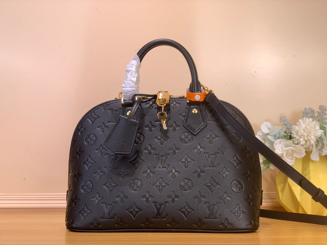 NO:575000,Top original order [Alma m handbag] m26489 Black The iconic Alma M presented in House's very soft Monogram Anflenft leather. A structural silhouette inspired by the Squire Ys handbag designed in 1934. Decorated with signature long keys and pad locks, plus exquisite gold-toned hardware. Not only can it store a tablet and daily essentials, it can also store a notebook in a spacious size. Dimensions 30.5 x 21  x 14.5 cm 8519095 (length x height x width),19860909顶级原单【Alma m 手袋】m26489 黑色 以House的非常柔软的Monogram Anflenft皮革材质展现的标志性的Alma M.从1934年设计的Squire Ys手提包中获得灵感的结构性轮廓.装饰了签名的长键和垫锁,加上了精致的金色色调的硬件.不仅可以收纳平板电脑和日常必需品,还可以收纳笔记本的宽敞尺寸. 尺寸30.5 x 21 x 14.5厘米 8519095（长x高x宽）,,Bag