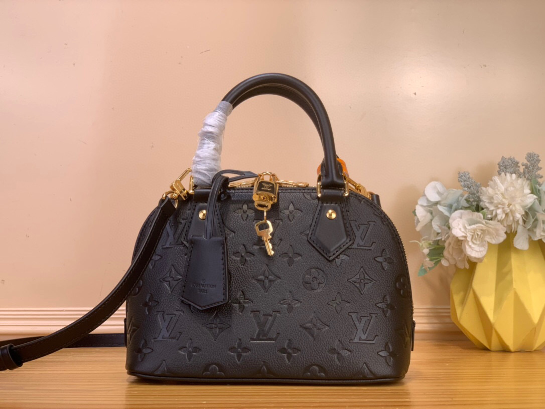 NO:581521,Top Original [Alma BB Handbag] m26409 Black Exuding Parisian elegance, the Alma BB (Alma BB). Made of smooth and very soft House's Monogram An-Flune Ys leather. Inspired by the square handbag launched in 1934, it remains intact with the structural silhouette and signature Kiber and Padlock sensibility. A piece that can be styled in many ways. Exquisite gold hardware. Size 23.5 x  17.5 x 11.5 cm 7819095 (LxHxW),19860909顶级原单【Alma BB 手袋】 m26409 黑色 散发着巴黎人优雅气息的阿尔玛BB（Alma BB）.光滑且非常柔软的House的Monogram An-Flune Ys皮革材质.从1934年推出的方形手提包中获得灵感,原封不动地包含结构性的轮廓和签名基贝尔和帕德洛克的感性设计.可以用多种方式造型的单品.精致的金色硬件. 尺寸23.5 x 17.5 x 11.5厘米 7819095（长x高x宽）,,Bag