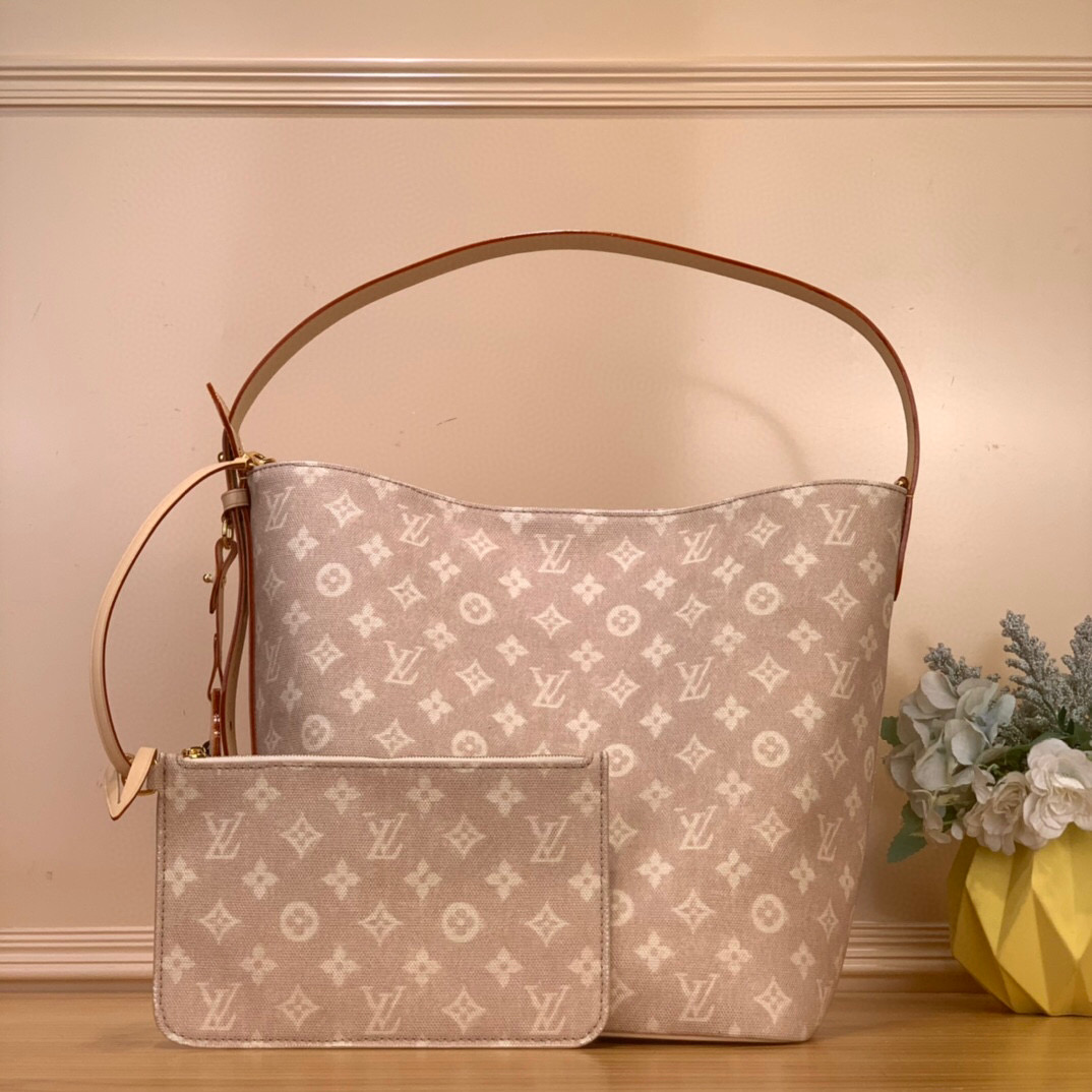 NO:581581,Top original order [ALL IN Large Handbag] m25727 Cat This All In large handbag is from the LV Travels With series, using the Meowgram Jh pattern to highlight the design aesthetics of fashion icon and artist Grace Coddington. The canvas bag is paired with cow leather trim and a fun cat-shaped key bag. The bucket silhouette can easily store daily necessities such as a laptop, and the detachable zipper bag adds functional considerations. Size 31 x 18 x 26  cm.5516065 (height x width x length),,louis vuitton,cowhide19860909顶级原单【ALL IN 大号手袋】 m25727 猫咪 本款 All In 大号手袋出自 LV Travels With 系列,以 Meowgram Jh图案彰显时尚偶像兼艺术家 Grace Coddington 的设计美学.帆布包身搭配牛皮革饰边和妙趣猫咪造型钥匙包,水桶廓形轻松收纳笔记本电脑等日常所需,可拆卸拉链袋再添功能考量. 尺寸31 x 18 x 26 厘米.5516065 (高 x 宽 x 长度),,louis vuitton,cowhide,Bag