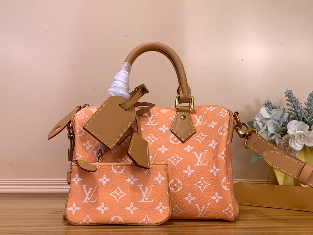 NO:581525,Top original order [SEEDY 9 BANDOULIRE25 handbag] M11561 lake blue m11562 purple m24443 brown m24426 yellow m24425 red m24424 blue m24423 green/peach color This Seedy 9 Bandoulière25 Monogram leather handbag uses soft cow leather to convey a luxurious texture. Monogram  Monogram elements on printed canvas. Polished hardware, sheepskin lining and built-in branding reflect Creative Director harrell Williams' attention to detail. Dimensions 25 x 15 x 15 cm (length x height x width),,cowhide,sheepskin19860909顶级原单【SEEDY 9 BANDOULIRE25 手袋】M11561 湖水蓝 m11562 紫色 m24443 棕色 m24426 黄色 m24425 红色 m24424 蓝色 m24423绿色 / 桃子色 本款 Seedy 9 Bandoulière25Monogram 皮革手袋以柔软牛皮革传递华贵质感.Monogram 印花临摹帆布上的Monogram 元素.抛光金属件、羊皮革内衬与内置标牌彰显创意总监harrell Williams 对考究细节的专注. 尺寸25 x 15 x15厘米(长度x高x宽),,cowhide,sheepskin,Bag