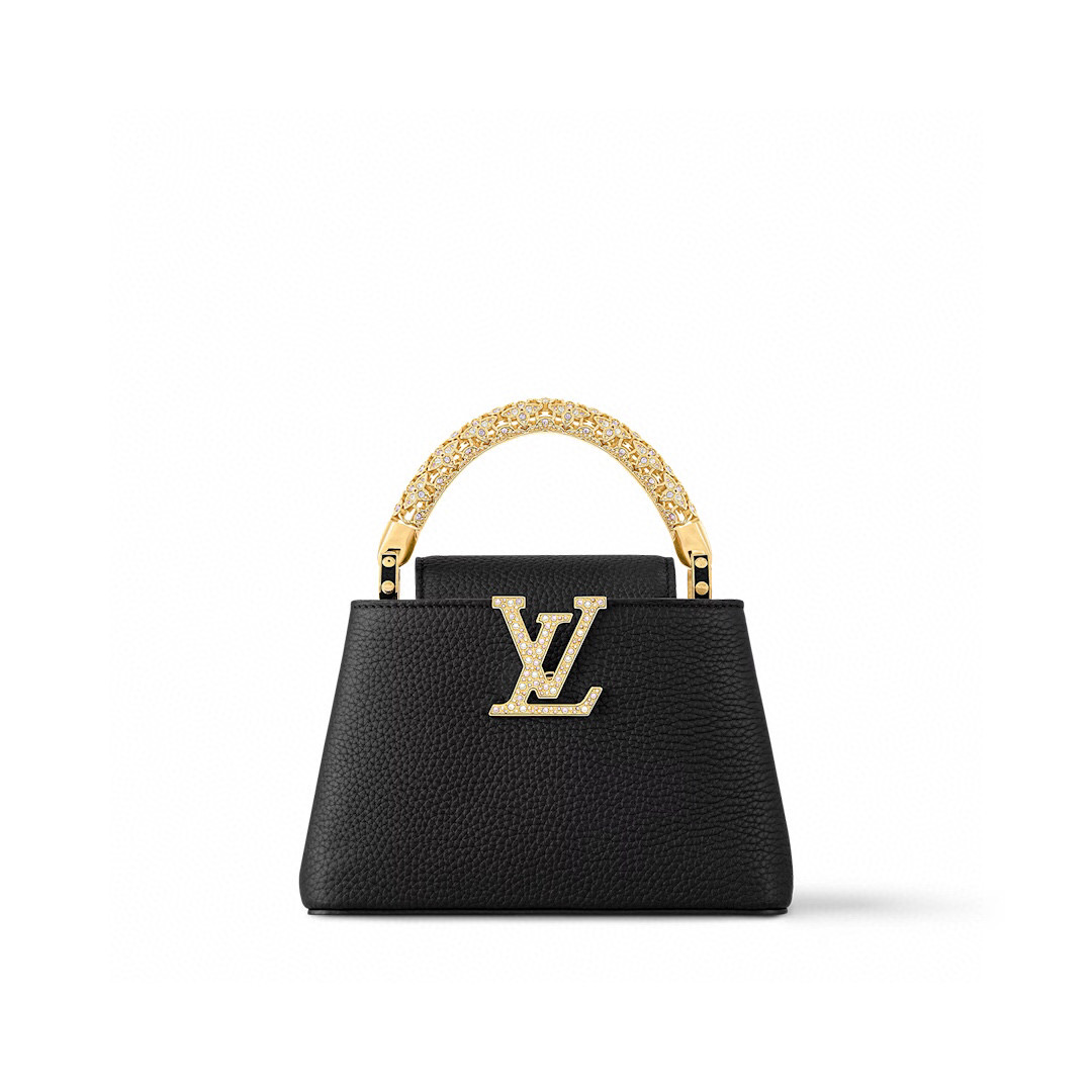 NO:581533,Top original order [CAUCINES mini handbag] m14177 black/diamond handle This Caucines mini handbag is from the Excetionals series, and is made of Taurillon leather. It is a good collection choice. Rhinestones inject jewelry texture into the LV letters, and the dazzling flower-shaped handle refers to the classic Flower Crown necklace design. You can switch to multiple carrying methods at will, and the flap can be folded in or out. Dimensions 13.6 x 8 x 21 cm  140121550 (height x width x length),,louis vuitton,necklace,cowhide19860909顶级原单【CAUCINES 迷你手袋】 m14177 黑色/钻手柄 本款 Caucines 迷你手袋出自 Excetionals 系列,以 Taurillon 牛皮革演绎收藏佳选.莱茵石为 LV 字母注入珠宝质感,耀目花卉形状手柄援引经典 Flower Crown 项链设计.可随心切换多种背携方式,翻盖内收或外置皆宜. 尺寸13.6 x 8 x 21 厘米 140121550 (高 x 宽 x 长度),,louis vuitton,necklace,cowhide,Bag