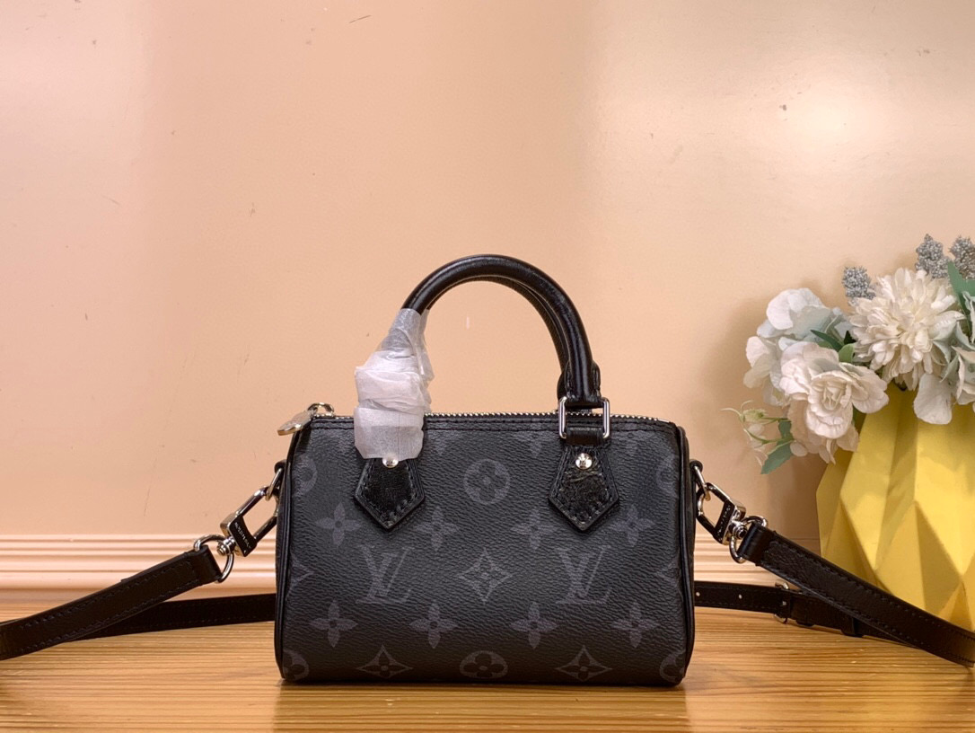 NO:581547,Top original order [NANO SEEDY handbag] m26573 black flower This Nano Seedy hl handbag is made of canvas to create an exquisite configuration, and uses Monogram Eclise pattern to convey elegant style, easily brightening the day and night look. The Yingze metal parts exude a sophisticated atmosphere, with ample space to accommodate short wallets and other daily needs, and the detachable shoulder strap allows for multiple carrying methods. Dimensions 10 x 7.5 x 16  cm.3814045 (height x width x length),19860909顶级原单【NANO SEEDY 手袋】 m26573 黑花 本款 Nano Seedy hl手袋采用帆布塑造玲珑构型,以 Monogram Eclise 图案传递优雅风尚,轻松点亮昼夜造型.莹泽金属件流露考究气息,充裕空间可容纳短款钱夹等日常所需,可拆卸肩带实现多种背携方式. 尺寸10 x 7.5 x 16 厘米.3814045 (高 x 宽 x 长度),,Bag