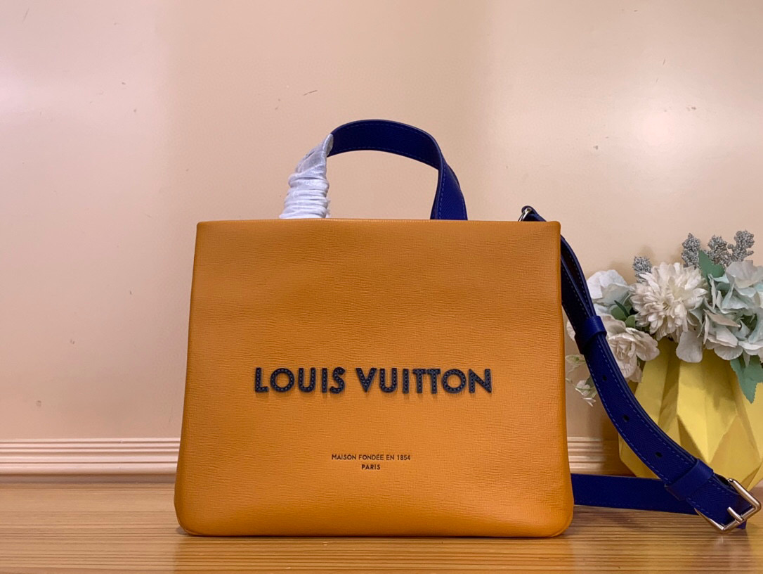 NO:575055,Top original order [MINI SHOER TOTE handbag] m15237 yellow harrell Williams Db has upgraded the iconic design again this time, interpreting the Mini Shoer Tote handbag with cow leather, taking into account the appropriate capacity and fashionable style. The embroidered logo and elegant lining create exquisite details. Size 20 x 10 x 26 cm. 7818085 (height x width x length),,cowhide19860909顶级原单【MINI SHOER TOTE 手袋】 m15237 黄色 harrell Williams Db本次再度升级标志性设计,以牛皮革演绎 Mini Shoer Tote 手袋,兼顾恰宜容量与时尚格调.刺绣标识和雅致内衬共筑考究细节. 尺寸20 x 10 x 26 厘米.7818085 (高 x 宽 x 长度),,cowhide,Bag