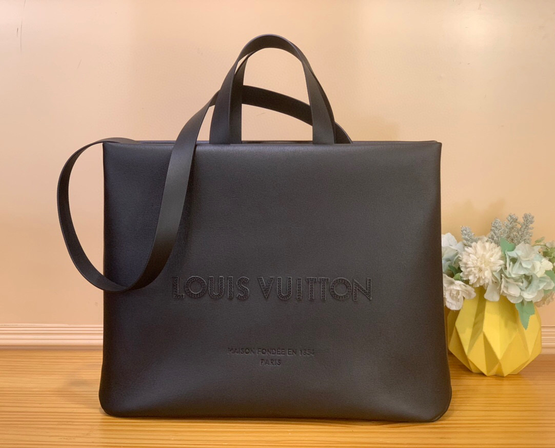 NO:581567,Top original order [SHOER Large Handbag] m14270 Black This Shoer large handbag has the words Louis Vuitton and Maison Fondée En Db1854 written on the deep cow leather, highlighting harrell Williams' iconic design. There are multiple pockets in the ample space, and the top handle and detachable shoulder strap allow for easy switching between hand and shoulder. Dimensions 40 x 23 x 49  cm.921981000 (height x width x length),,louis vuitton,cowhide19860909顶级原单【SHOER 大号手袋】 m14270 黑色 本款 Shoer 大号手袋于深邃牛皮革之上抒写 Louis Vuitton 和 Maison Fondée En Db1854 字样,彰显 harrell Williams 的标志性设计.宽裕空间内设多重口袋,顶部手柄和可拆卸肩带实现手提肩背的自如切换. 尺寸40 x 23 x 49 厘米.921981000 (高 x 宽 x 长度),,louis vuitton,cowhide,Bag