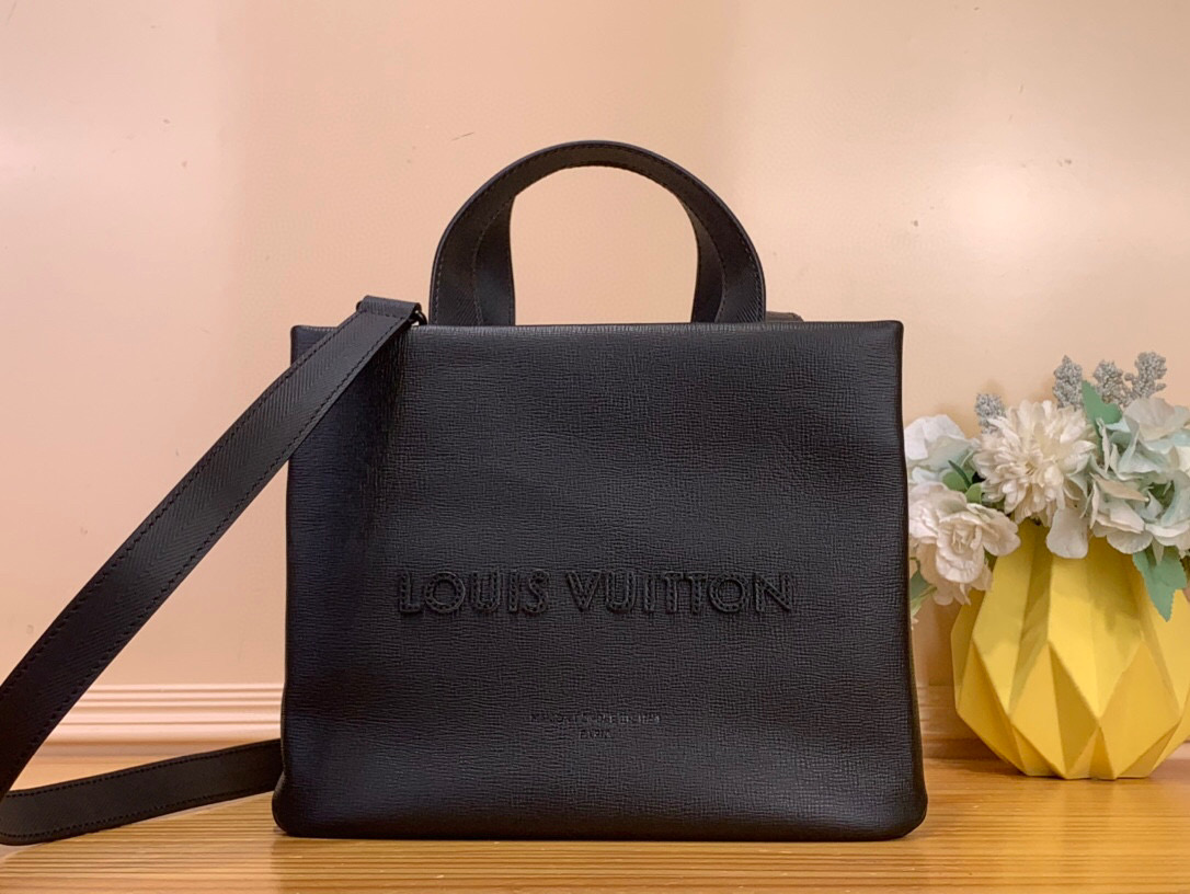 NO:581571,Top original order [MINI SHOER TOTE handbag] m15237 black harrell Williams has upgraded the iconic design again this time, interpreting the Mini Shoer Tote Db handbag with cow leather, taking into account the appropriate capacity and fashionable style. The embroidered logo and elegant lining create exquisite details. Size 20 x 10 x 26 cm. 7818085 (height x width x length),,cowhide19860909顶级原单【MINI SHOER TOTE 手袋】 m15237 黑色 harrell Williams 本次再度升级标志性设计,以牛皮革演绎 Mini Shoer Tote Db手袋,兼顾恰宜容量与时尚格调.刺绣标识和雅致内衬共筑考究细节. 尺寸20 x 10 x 26 厘米.7818085 (高 x 宽 x 长度),,cowhide,Bag