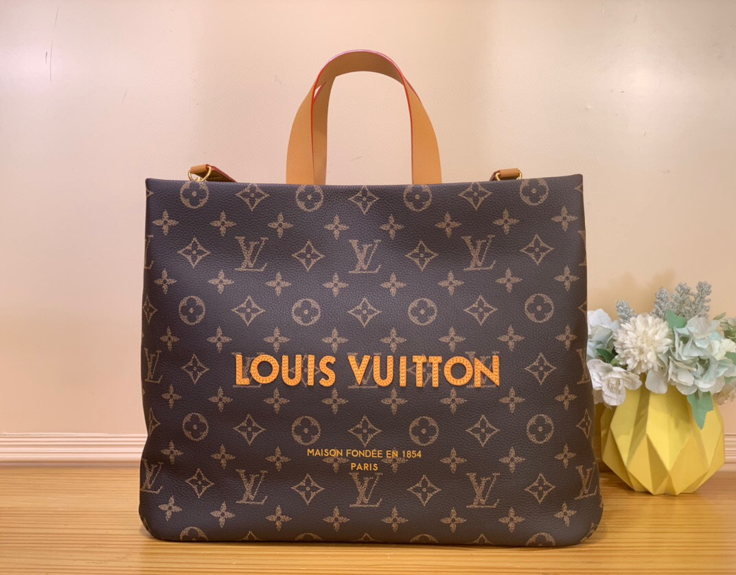 NO:581576,Top Original Order [SHOER TOTE Medium Handbag] m13928 Brown As part of the LV ackaging series, the Shoer Tote Db handbag uses a clever design to reinterpret the Louis Vuitton shopping bag as a large-capacity cow leather handbag, aiming to sublimate daily items into luxury items. The body of the bag presents the Louis Vuitton logo in contrasting colors, and the lining is designed in the same tone. The top handle is easy to carry, and the detachable shoulder strap provides flexible shoulder carrying options.  Dimensions 32 x 16 x 40 cm.921981000 (height x width x length),,louis vuitton,louis vuitton,cowhide19860909顶级原单【SHOER TOTE 中号手袋】 m13928 咖啡色 作为 LV ackaging 系列的一部分,Shoer Tote Db手袋以巧妙设计将路易威登购物袋重新演绎为一款大容量牛皮革手袋,旨在将日常物品升华为奢华单品.包身以对比色呈现路易威登标志,内衬则选用同色调设计.顶端手柄便于手提,而可拆卸肩带则提供了灵活肩背选择. 尺寸32 x 16 x 40 厘米.921981000 (高 x 宽 x 长度),,louis vuitton,louis vuitton,cowhide,Bag