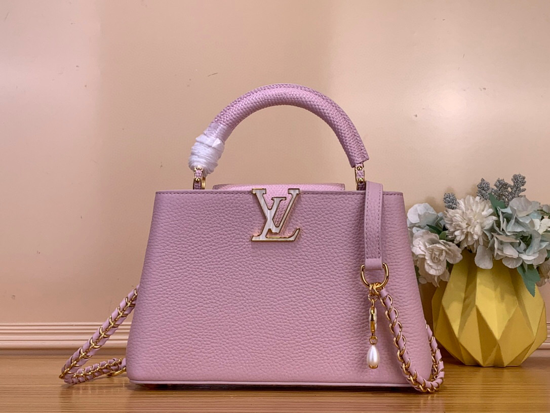 NO:581522,Top original order [caucines bb handbag] m25611 pink/cowhide pressed lizard pattern (pearl) From the 'Capucine Daydream' series, the 'Caucines Daydream' series gives a unique impression  Introducing NANO” Hl. In timeless cream color with mother-of-pearl accents. Contrasting cowhide leather and Karen leather trim in Trion leather, decorated with LV initials signature and detachable braided chain. Double carry style, although mini size, designed to store compact wallets and small essentials. Dimensions 27 x 9 x 18 cm 125121300 (width x height x sides),, louis  vuitton,wallets,cowhide19860909顶级原单【caucines bb 手袋】m25611 粉色/牛皮压蜥蜴纹拼（珍珠） 从“卡普辛 白日梦”系列中,给人别致印象的“卡普辛 NANO”Hl登场.在永恒的奶油色中加入了珍珠母的口音.在特里昂皮革上进行了对比鲜明的牛皮皮革和卡伦皮革的修剪,装饰了LV首字母的签名和可拆卸的编织链.双重携带风格,虽然是迷你尺寸,但可以收纳小巧的钱包和小必需品的设计. 尺寸27 x 9 x 18 厘米 125121300（宽x高x边）,,louis vuitton,wallets,cowhide,Bag