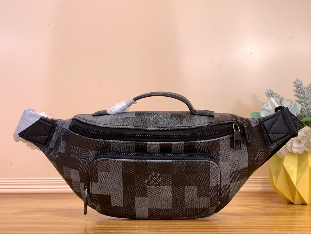 NO:581516,Top original item [RUSH waist bag] m14920 black plaid/mosaic This Rush waist bag is made of Damoflage Black Hx canvas to present a modern and trendy configuration, and the pixelated Damier pattern is laid on it to create a camouflage effect. The adjustable shoulder strap allows for a comfortable waist, shoulder or cross-body shape. Dimensions 15 x 8 x 30 cm. 5016065 (height x width x length),19860909顶级原单【RUSH 腰包】 m14920 黑格/马赛克 本款 Rush 腰包以 Damoflage Black Hx帆布呈现摩登潮流构型,并将像素化 Damier 图案铺陈其上,营造迷彩效果.可调节肩带实现舒适腰挎、肩背或斜挎造型. 尺寸15 x 8 x 30 厘米.5016065 (高 x 宽 x 长度),,Bag