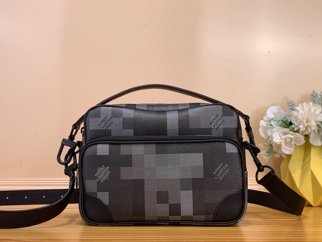 NO:575014,Top original order [NIL messenger bag] m14988 black plaid / mosaic This Nil messenger bag is made of harrell Williams Hx's new interpretation of Damoflage Black coated canvas, which combines the designer's cutting-edge perspective with the brand's traditional creativity, presenting a camouflage-like pixel effect Damier pattern. The zippered front pocket and main compartment complete the functional configuration. Dimensions 17.5 x 11 x 25 cm. 5417060..  (height x width x length),19860909顶级原单【NIL 邮差包】 m14988 黑格 / 马赛克 本款 Nil 邮差包取材 harrell Williams Hx焕新演绎的 Damoflage Black 涂层帆布,将设计师的新锐视角与品牌传统创意融合,呈现迷彩般的像素效果 Damier 图案.拉链前袋与主隔层完善功能构型. 尺寸17.5 x 11 x 25 厘米.5417060.. (高 x 宽 x 长度),,Bag