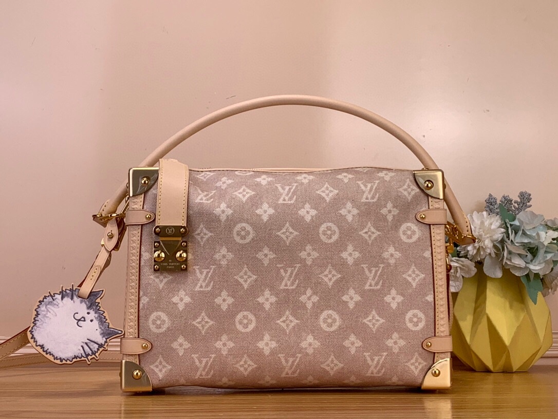 NO:575032,Top Original Order [SIDE TRUNK Large Handbag] m15154 Cat This LV Travels With sj Edition Side Trunk Large Handbag showcases the joint creativity of the brand and fashion icon and artist Grace Coddington, paying tribute to the former creative director of American Vogue’s love for pets. The body of the bag presents a unique Meowgram pattern, and the removable cat-shaped decoration adds smart touches, and the iconic S-lock cleverly recalls the brand heritage.  Dimensions 20 x 10 x 30 cm 7519085 (height x width x length),,louis vuitton19860909顶级原单【SIDE TRUNK 大号手袋】 m15154 猫咪 本款 LV Travels With sj版 Side Trunk 大号手袋展现品牌与时尚偶像兼艺术家 Grace Coddington 的联袂创意,致敬该美国版 Vogue 前创意总监对宠物的热爱之情.包身呈现别致 Meowgram 图案,可拆卸猫咪造型装饰再添灵动笔触,标志性 S-lock 锁扣巧妙回溯品牌传承. 尺寸20 x 10 x 30 厘米 7519085 (高 x 宽 x 长度),,louis vuitton,Bag