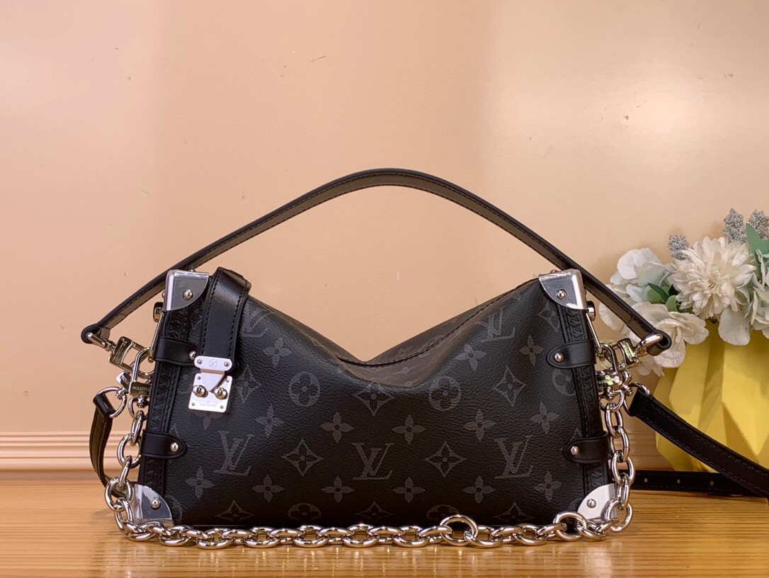 NO:581544,Top original order [SIDE TRUNK EAST WEST Medium Handbag] m26226 Black Flower Side Trunk series launches the East West Sj version, using Monogram Eclise canvas to create a classic design. The soft silhouette includes ample space, and the S-lock buckle, hard case corner and Yingze chain continue the iconic brushstrokes. It can be carried by hand or cross-body with the detachable long shoulder strap, making it a good choice for daily travel. Size 15 x 7 x  28 cm 6817075 (height x width x length),19860909顶级原单【SIDE TRUNK EAST WEST 中号手袋】 m26226 黑花 Side Trunk 系列推出 East West Sj版本,以 Monogram Eclise 帆布塑造经典设计.柔软廓形囊括充裕空间,S-lock 锁扣、硬箱包角和莹泽链条延续标志性笔触,手提或通过可拆卸长肩带斜挎皆宜,成就日常出行佳选. 尺寸15 x 7 x 28 厘米 6817075 (高 x 宽 x 长度),,Bag