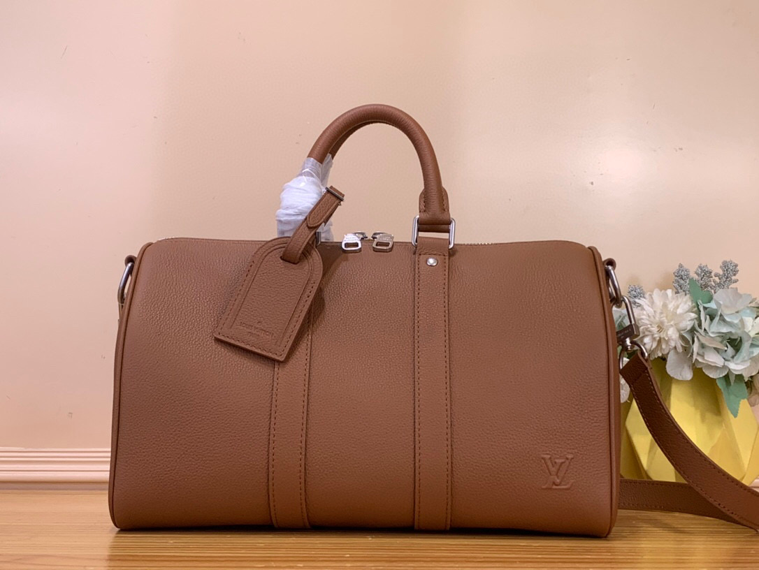 NO:575035,Top original order [KEEALL BANDOULIRE 35 handbag] m15249 black/business m25980 brown This Keeall Bandoulière 35 handbag is made of waxed cow leather, showing a soft and durable grain texture. The iconic LV letters of the LV Aerogram Hx series are embossed on it, and the fabric interior has ample space to easily accommodate daily needs. Size 21 x 16 x 34 cm  7518085 (height x width x length),,louis vuitton,cowhide19860909顶级原单【KEEALL BANDOULIRE 35 手袋】 m15249 黑色/商务 m25980 棕色 本款 Keeall Bandoulière 35 手袋取材蜡面牛皮革,呈现柔软耐用的粒面纹理.LV Aerogram Hx系列的标志性 LV 字母压印其上,织物内里拥有充裕空间,可轻松容纳日常所需. 尺寸21 x 16 x 34 厘米 7518085 (高 x 宽 x 长度),,louis vuitton,cowhide,Bag