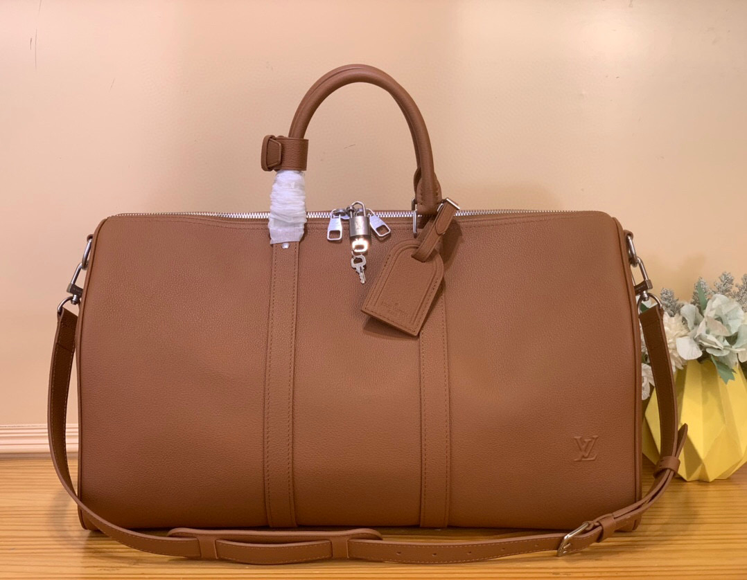 NO:581552,Top original order [KEEALL BANDOULIRE 50 travel bag] m26065 Brown/Business m26118 Black/Business The waxed cow leather used in this Keeall Bandoulière 50 hx travel bag has a soft texture and delicate texture, which is consistent with the front LV  The letters together convey an elegant and restrained atmosphere, with tonal fabric lining and distressed metal hardware. The top handle and detachable and adjustable shoulder strap allow for a variety of carrying options, making it another perfect choice for weekend outings. Dimensions 29 x 23 x 50 cm. 901981000 (height x width x length),,louis vuitton,cowhide19860909顶级原单【KEEALL BANDOULIRE 50 旅行袋】 m26065 棕色 /商务 m26118 黑色/商务 本款 Keeall Bandoulière 50 hx旅行袋选用的蜡面牛皮革拥有柔软质感和细腻纹理,与正面 LV 字母共同传递优雅的内敛气息,搭配同色系织物内衬和做旧金属件.顶部手柄和可拆卸并调节的肩带实现多种背携选择,成就又一周末出游佳选. 尺寸29 x 23 x 50 厘米.901981000 (高 x 宽 x 长度),,louis vuitton,cowhide,Bag