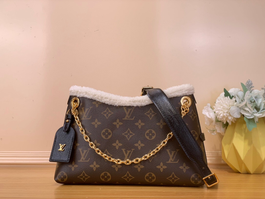 NO:581680,Top original item [CARRYALL BB handbag] M26568 26 x 17 x 10 cm (length x height x width) Monogram Shearling  The half-length of the bag strap is adjustable to: 50.0 cm. Handle: single handle, removable. 5816065,19860909顶级原单【CARRYALL BB 手袋】M26568 26 x 17 x10厘米(长度x高x宽) Monogram Shearling xh图案织物内衬做旧金属件磁扣开合名牌 可收纳 6.7 寸智能手机、耳机、Ziy 长款钱夹、钥匙和口红 肩带:不可拆卸,可调节包带半长:40.0厘米 包带半长可调至:50.0厘米手柄:单手柄,可拆卸.5816065,,Bag