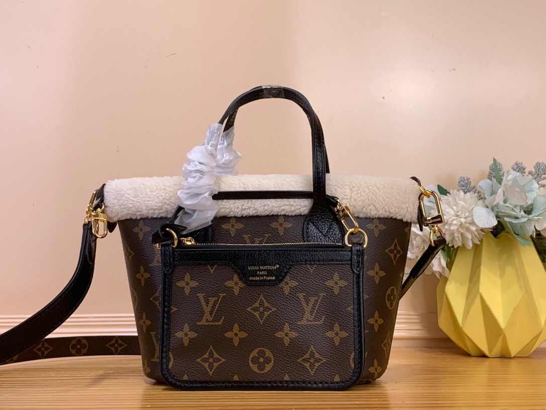 NO:581678,Top original order [NEVERFULL BANDOULIRE INSIDE OUT BB handbag] m26315 Presbyopia/Mao Mao This Neverfull Bandoulière Inside Out BB handbag is from the LV Ski Xh series. It is made of Monogram canvas with trendy shearling trim and lining. Teddygram  The logo is laid out on it, creating a sophisticated style with dazzling metal hardware. The zipper bag adds a finishing touch to the double-sided design, which can be held alone. The long shoulder strap allows for comfortable cross-body wear. Dimensions 16.5 x 11 x 26.5 cm 5816065 (H x W x L),, louis vuitton19860909顶级原单【NEVERFULL BANDOULIRE INSIDE OUT BB 手袋】 m26315 老花/ 毛毛 本款 Neverfull Bandoulière Inside Out BB 手袋出自 LV Ski Xh系列,为 Monogram 帆布搭配潮流羊毛皮饰边及内衬.Teddygram 标识铺陈其上,与耀目金属件共筑考究格调.拉链袋再为双面设计增添点睛一笔,可单独手持.长肩带实现舒适斜跨. 尺寸16.5 x 11 x 26.5 厘米 5816065 (高 x 宽 x 长度),,louis vuitton,Bag