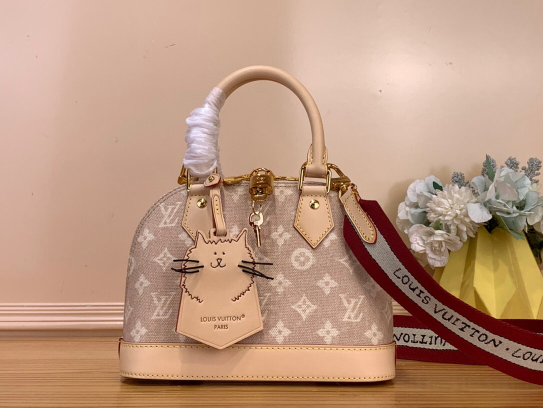 NO:581603,Top original order [ALMA BB handbag] m25728 Cat This Alma BB handbag is from the Travels With Grace Coddington series launched by Louis Vuitton and Grace Coddington St, focusing on the fun Meowgram pattern. The canvas bag is trimmed with cow leather, and the fabric shoulder strap displays the word 'Louis Vuitton' in Coddington handwriting. The elegant padlock and key bag once again prove the brand's exquisite craftsmanship. Size 17.5 x  11.5 x 23.5 cm 5816560.. (height x width x length),,louis vuitton,cowhide19860909顶级原单【ALMA BB 手袋】 m25728 猫咪 本款 Alma BB 手袋出自路易威登与 Grace Coddington St合作推出的 Travels With Grace Coddington 系列,聚焦妙趣 Meowgram 图案.帆布包身搭配牛皮革饰边,织物肩带以 Coddington 手写体呈现“路易威登”字样.考究挂锁和钥匙包再度印证品牌精湛匠艺. 尺寸17.5 x 11.5 x 23.5 厘米 5816560.. (高 x 宽 x 长度),,louis vuitton,cowhide,Bag