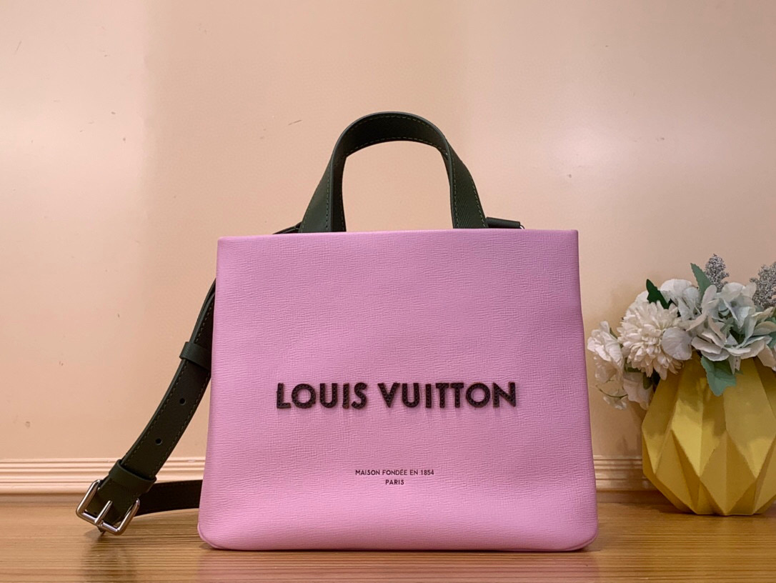 NO:581586,Top original order [MINI SHOER TOTE handbag] m15239 pink harrell Williams has upgraded the iconic design again this time, interpreting the Mini Shoer Tote Db handbag with cow leather, taking into account the appropriate capacity and fashionable style. The embroidered logo and elegant lining create exquisite details. Dimensions 20 x 10 x 26 cm 7819095 (height x width x length),,cowhide19860909顶级原单【MINI SHOER TOTE 手袋】 m15239 粉色 harrell Williams 本次再度升级标志性设计,以牛皮革演绎 Mini Shoer Tote Db手袋,兼顾恰宜容量与时尚格调.刺绣标识和雅致内衬共筑考究细节. 尺寸20 x 10 x 26 厘米 7819095 (高 x 宽 x 长度),,cowhide,Bag