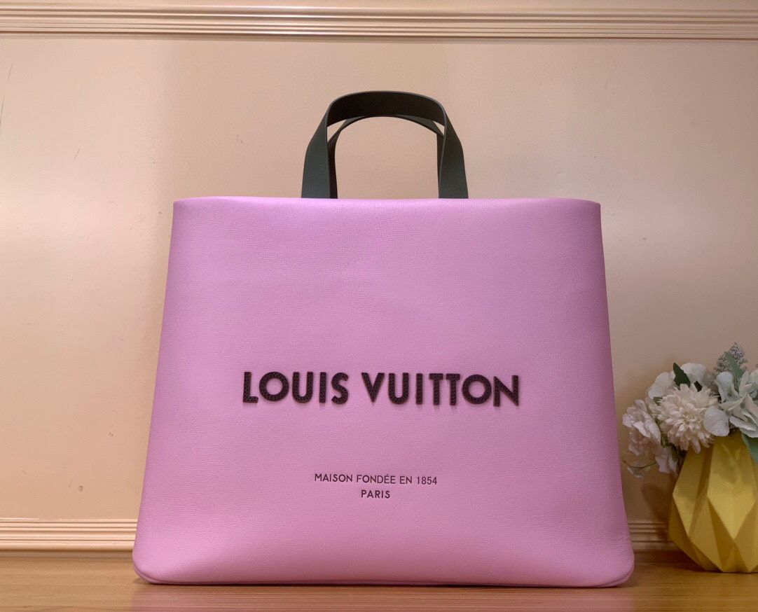 NO:581578,Top original order [SHOER TOTE Medium Handbag] m15273 Pink This Shoer Tote handbag continues the LV ackaging Db series' design concept of turning daily objects into gorgeous items, using cow leather to reinterpret the brand's classic shopping bag. The front and back of the bag are embellished with the brand's embroidered logo, with elegant lining and multiple inner pockets, and a detachable shoulder strap for additional carrying options. Size 32 x 16 x 40 cm  921981000 (height x width x length),,louis vuitton,cowhide19860909顶级原单【SHOER TOTE 中号手袋】 m15273 粉色 本款 Shoer Tote 手袋延续 LV ackaging Db系列将日常物件化为华美单品的设计理念,以牛皮革重新演绎品牌经典购物袋.包身正背面点缀品牌刺绣标识,搭配雅致内衬与多重内袋,可拆卸肩带增添背携选择. 尺寸32 x 16 x 40 厘米 921981000 (高 x 宽 x 长度),,louis vuitton,cowhide,Bag