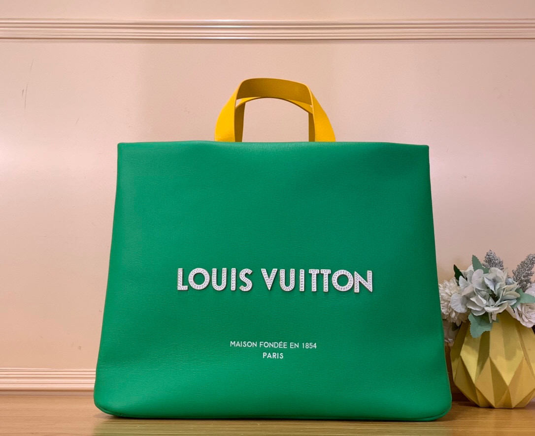 NO:581575,Top original order [SHOER TOTE Medium Handbag] m13982 Green This Shoer Tote handbag continues the LV ackaging Db series' design concept of turning daily objects into gorgeous items, using cow leather to reinterpret the brand's classic shopping bag. The front and back of the bag are embellished with the brand's embroidered logo, with elegant lining and multiple inner pockets, and a detachable shoulder strap for additional carrying options. Size 32 x 16 x 40 cm  921981000 (height x width x length),,louis vuitton,cowhide19860909顶级原单【SHOER TOTE 中号手袋】 m13982 绿色 本款 Shoer Tote 手袋延续 LV ackaging Db系列将日常物件化为华美单品的设计理念,以牛皮革重新演绎品牌经典购物袋.包身正背面点缀品牌刺绣标识,搭配雅致内衬与多重内袋,可拆卸肩带增添背携选择. 尺寸32 x 16 x 40 厘米 921981000 (高 x 宽 x 长度),,louis vuitton,cowhide,Bag