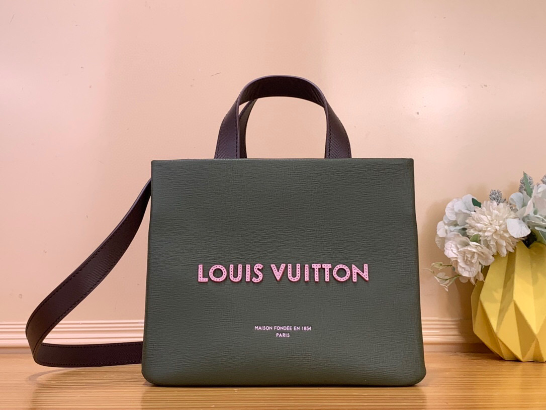 NO:581572,Top original order [MINI SHOER TOTE handbag] m15238 green/pink harrell Williams Db once again upgraded the iconic design, using cow leather to interpret the Mini Shoer Tote handbag, taking into account the appropriate capacity and fashionable style. The embroidered logo and elegant lining create exquisite details. Size 20 x 10 x 26 cm 7819095 (height x width x length),,cowhide19860909顶级原单【MINI SHOER TOTE 手袋】 m15238 绿色/粉色 harrell Williams Db本次再度升级标志性设计,以牛皮革演绎 Mini Shoer Tote 手袋,兼顾恰宜容量与时尚格调.刺绣标识和雅致内衬共筑考究细节. 尺寸20 x 10 x 26 厘米 7819095 (高 x 宽 x 长度),,cowhide,Bag