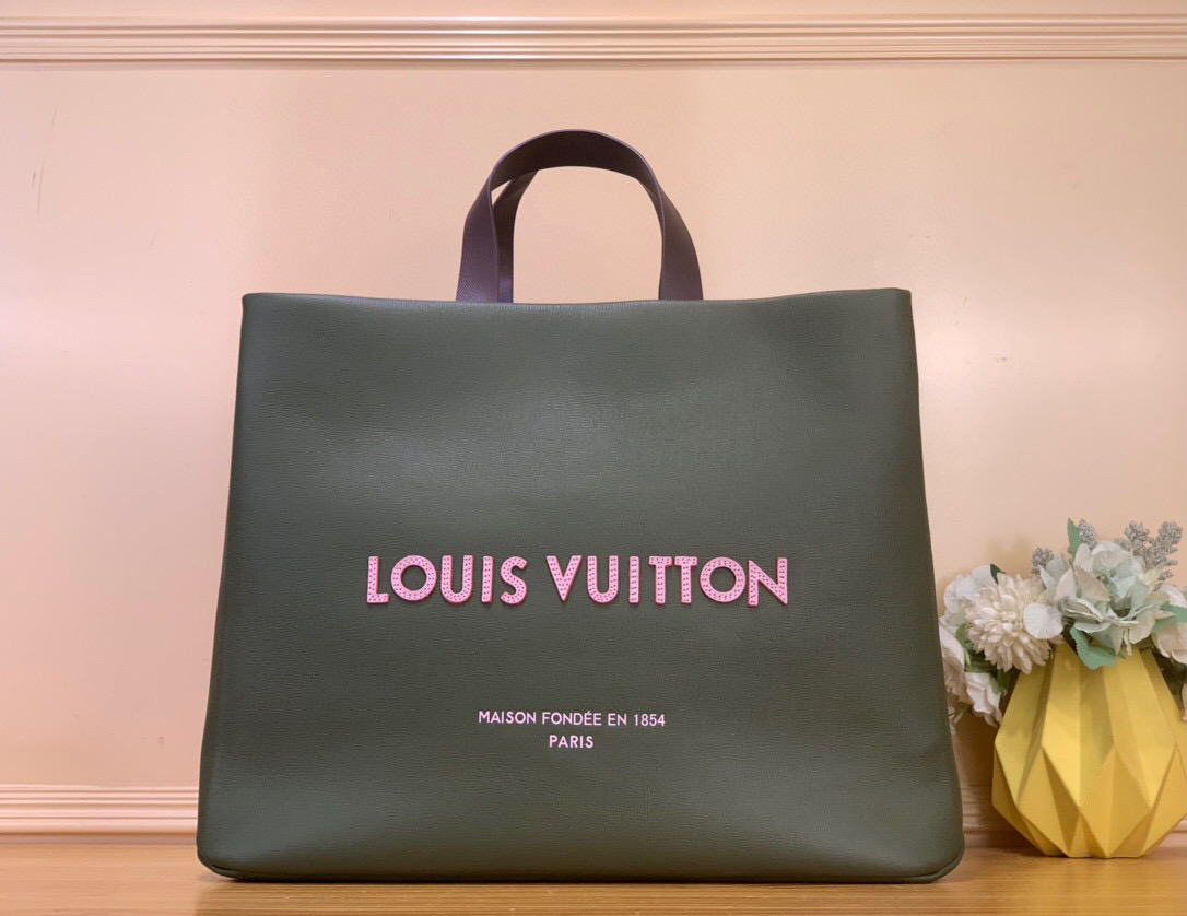 NO:581563,Top original order [SHOER TOTE medium handbag] m26082 green/pink This Shoer Tote Db handbag continues the LV ackaging series' design concept of turning daily objects into gorgeous items, using cow leather to reinterpret the brand's classic shopping bag. The front and back of the bag are embellished with the brand's embroidered logo, with elegant lining and multiple inner pockets, and a detachable shoulder strap for additional carrying options. Size 32 x 16 x 40 cm  921981000 (height x width x length),,louis vuitton,cowhide19860909顶级原单【SHOER TOTE 中号手袋】 m26082 绿色/ 粉色 本款 Shoer Tote Db 手袋延续 LV ackaging 系列将日常物件化为华美单品的设计理念,以牛皮革重新演绎品牌经典购物袋.包身正背面点缀品牌刺绣标识,搭配雅致内衬与多重内袋,可拆卸肩带增添背携选择. 尺寸32 x 16 x 40 厘米 921981000 (高 x 宽 x 长度),,louis vuitton,cowhide,Bag
