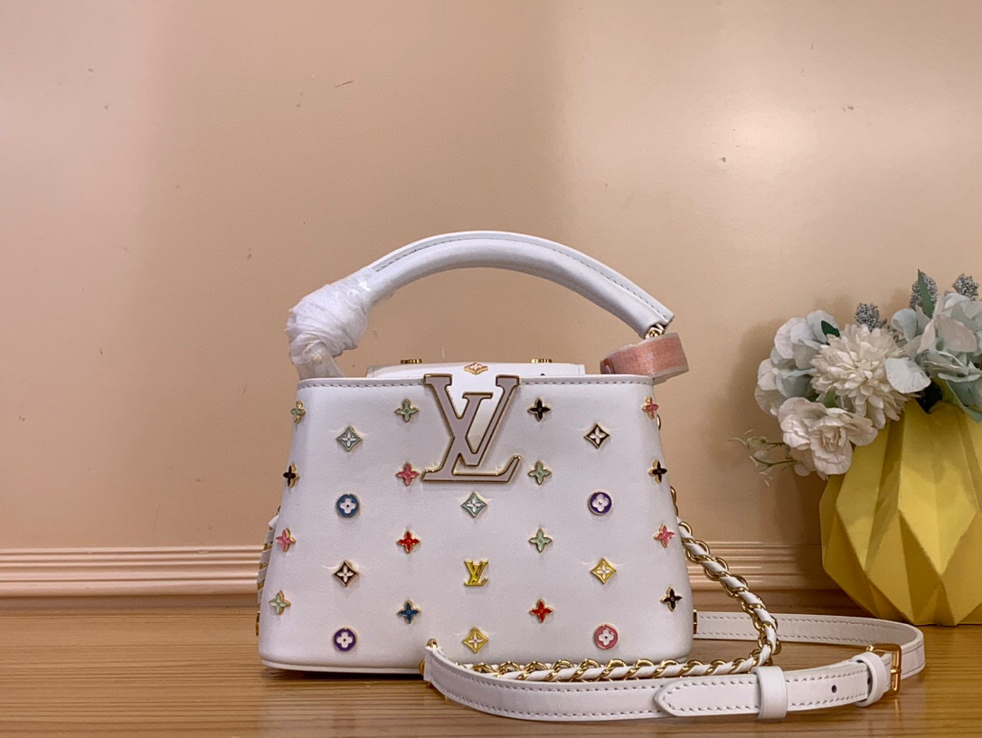 NO:581558,Top original order [LV x TM Caucines mini handbag] m14165 white/rainbow color (Murakami)  Utilizing Japanese artist Takaki Murakami's unique airy rainbow tones, Hr's exquisite Capuchin mini completed with a refreshing signature sensibility. Design of Toluon leather material with light and airy proportions. Multi-color letter graphics realized with metal rivets. The lining of cowhide material painted in soft pink creates an interior with a soft contrast atmosphere.  13.6 x 8 cm 138121450 (length x height x width),,louis vuitton,wallets,cowhide19860909顶级原单【LV x TM Caucines mini 手袋】m14165 白色/彩虹色（村上隆） 利用日本艺术家村上隆树特有的轻快的彩虹色调,Hr以清爽的签名感性完成的精致卡普辛迷你.轻快比例突出的托吕翁皮革材质的设计.用金属铆钉实现的多色字母图形.涂有柔和粉色的牛皮材质的内衬,营造出柔和的对比氛围的内部.可拆卸的编织带子可以多样演出的单品.可以整理智能手机或紧凑的钱包等日常必需品的分离的内部收纳空间. 尺寸21 x 13.6 x 8厘米 138121450（长x高x宽）,,louis vuitton,wallets,cowhide,Bag
